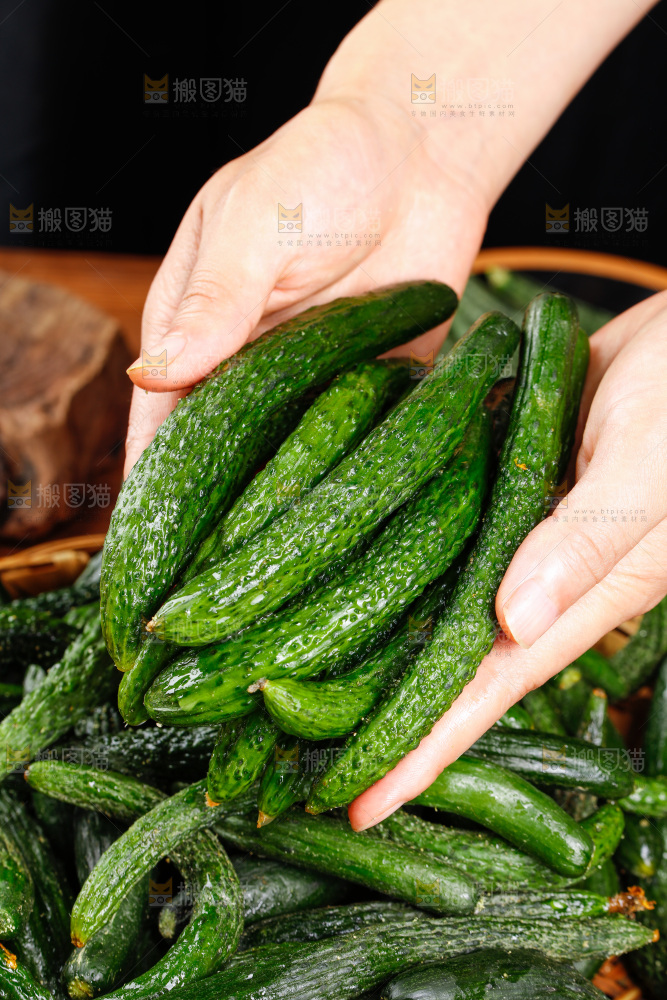 手里拿着小黄瓜仔