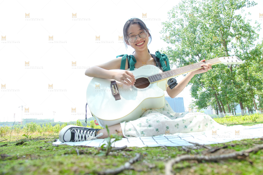 女孩正在弹吉他
