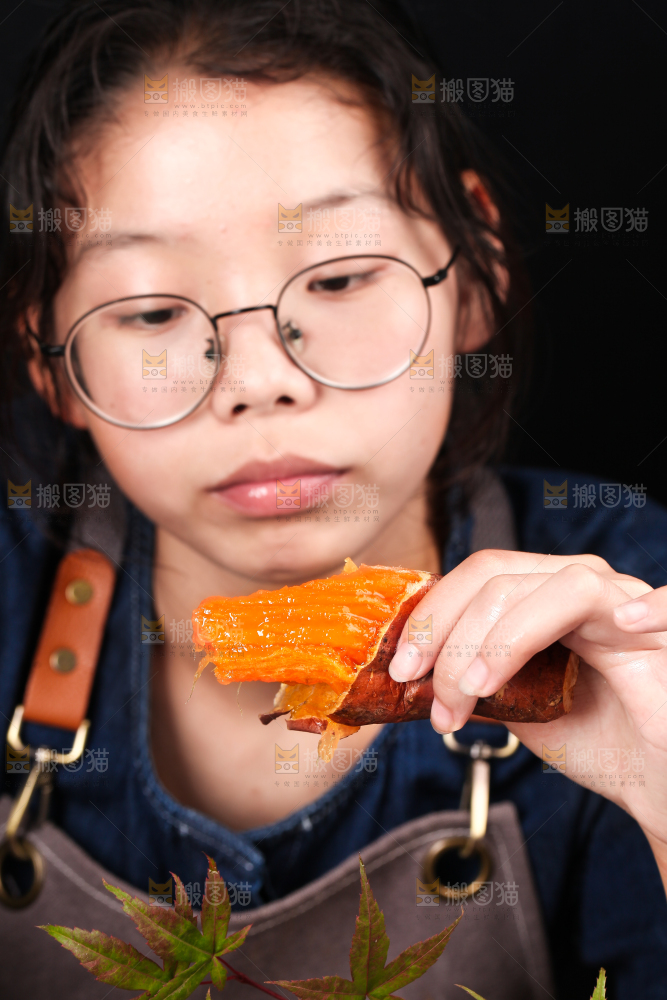 手里拿着烤烟薯