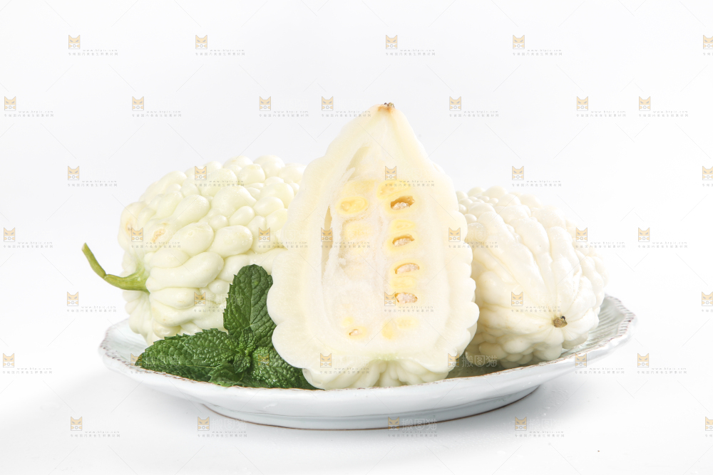 盘子里装着苹果苦瓜