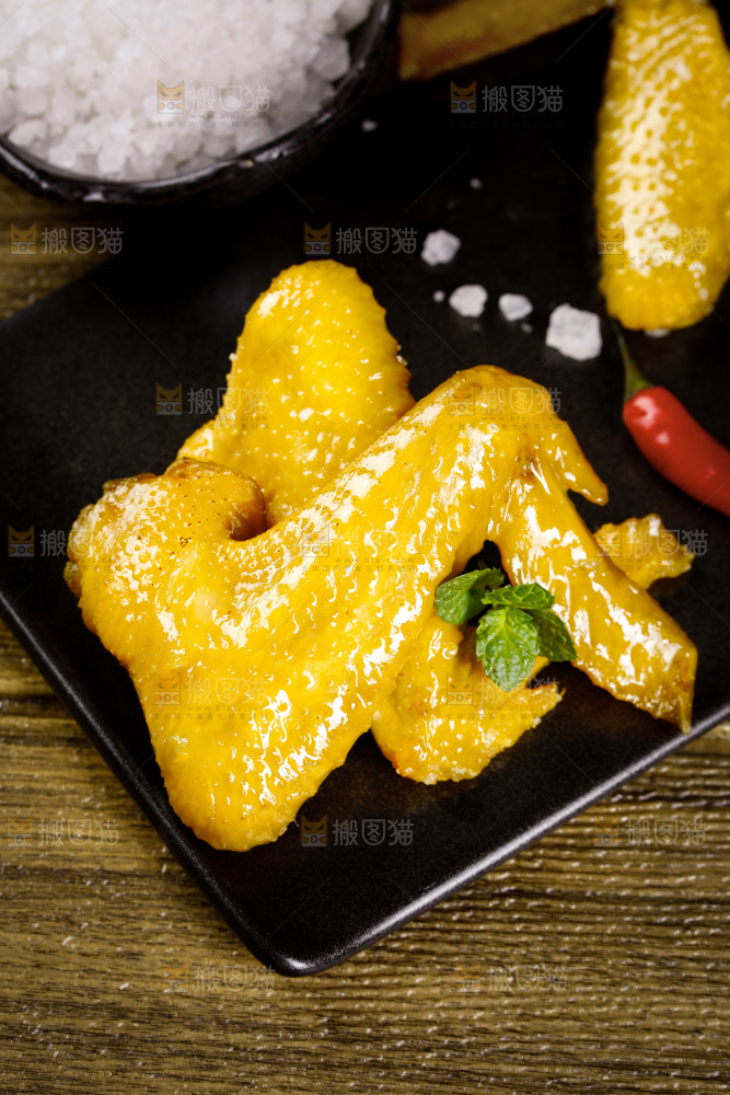 盘子里放着盐焗鸡翅