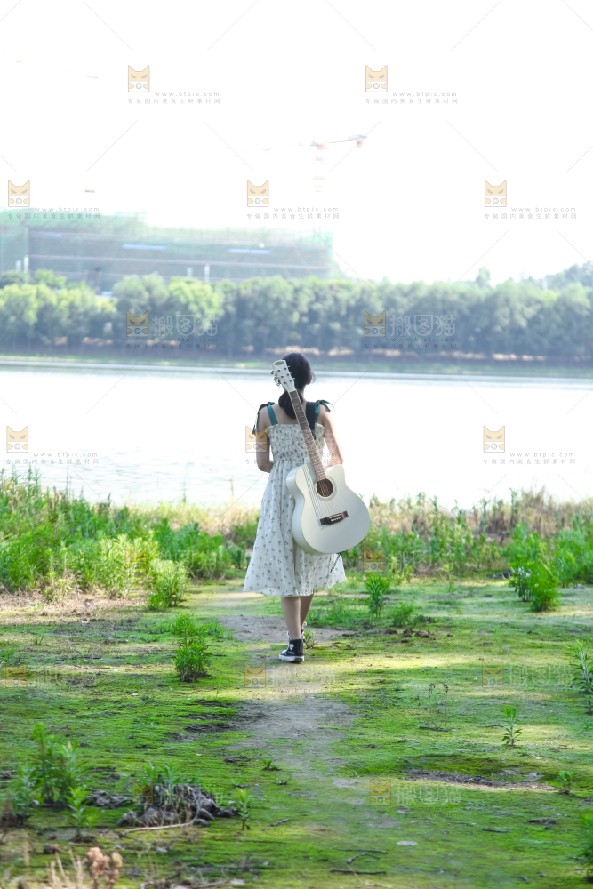 女孩背一把着吉他