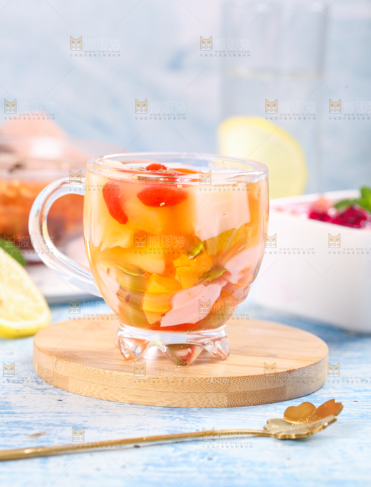 杯子里装着水果清补凉