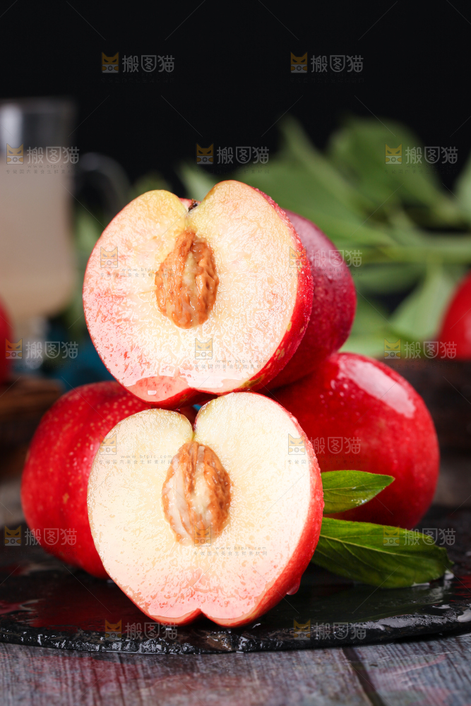 黑底上摆放着有机大油桃