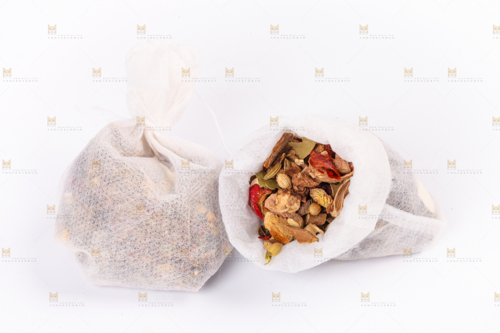 白底上摆放着卤肉料包