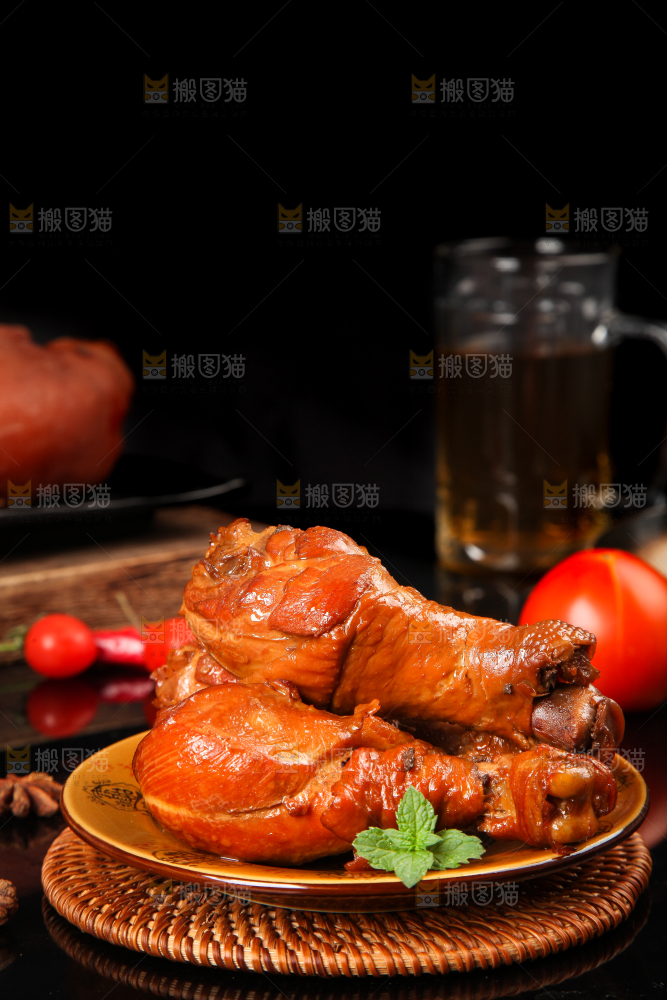 盘子里装着卤鸡腿
