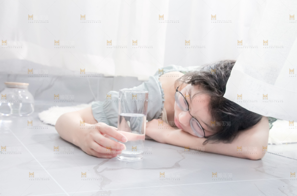女孩手里拿着一杯水
