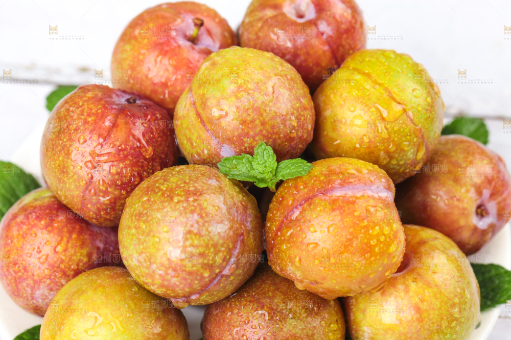 摆放着一堆的三华李