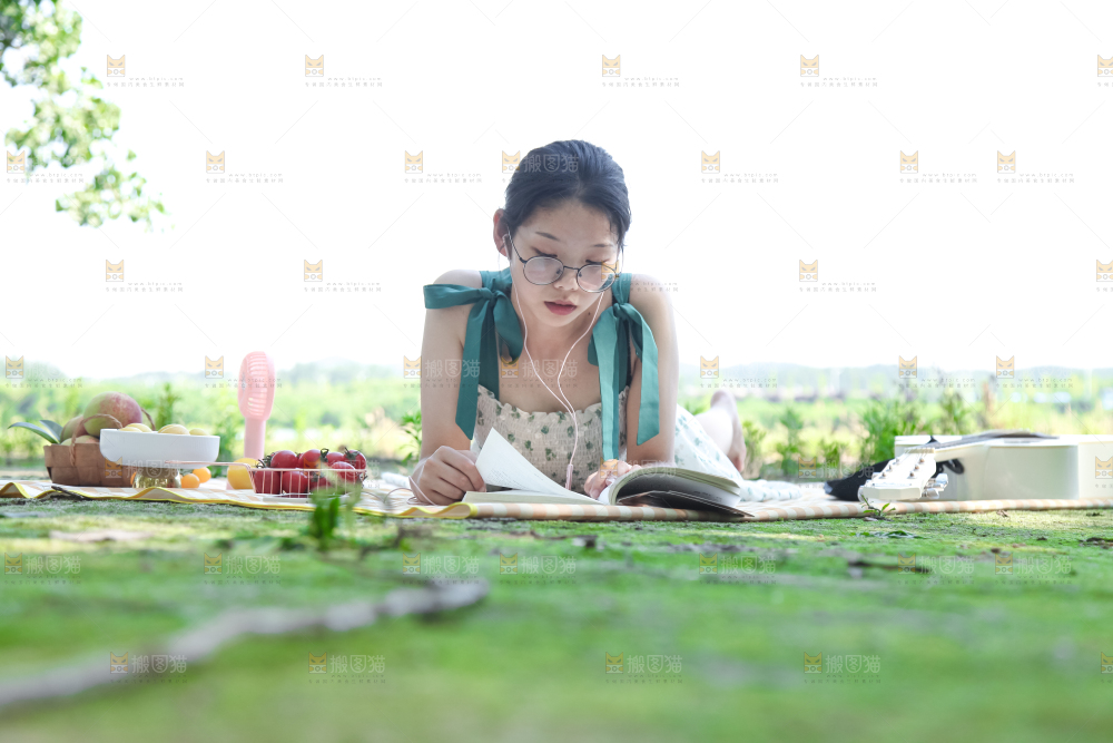 女孩子正在看书