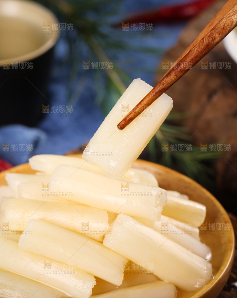 筷子夹着泡藕带