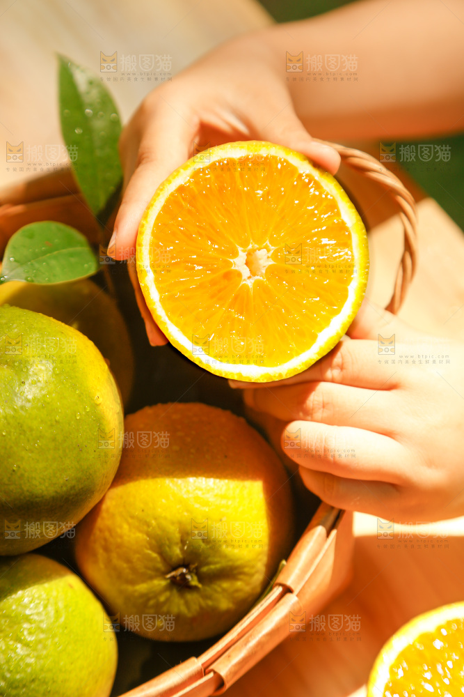 手里拿着橙子