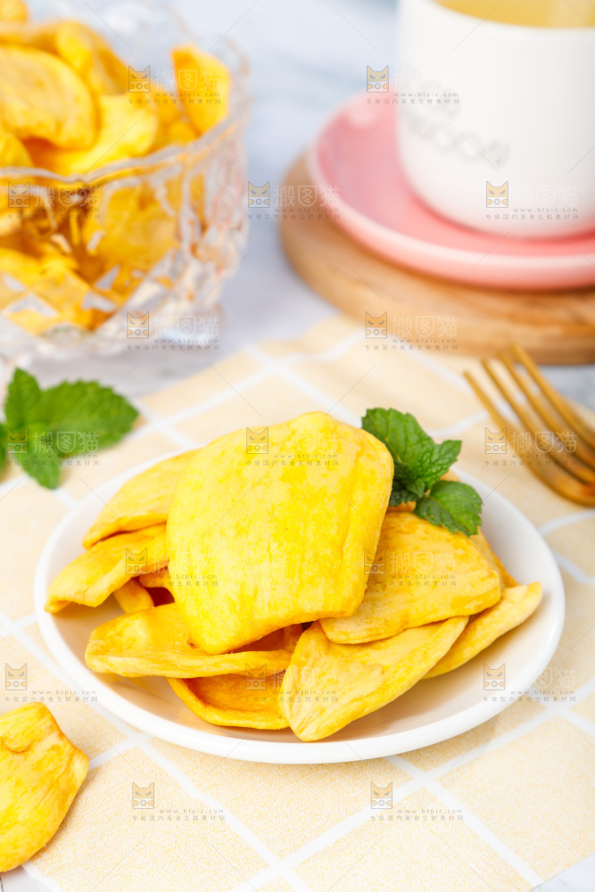 碟子里装着菠萝蜜干