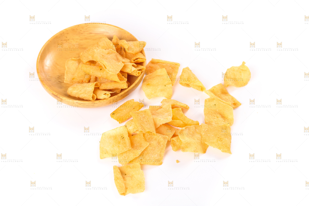 白底上摆放着膨化薯片