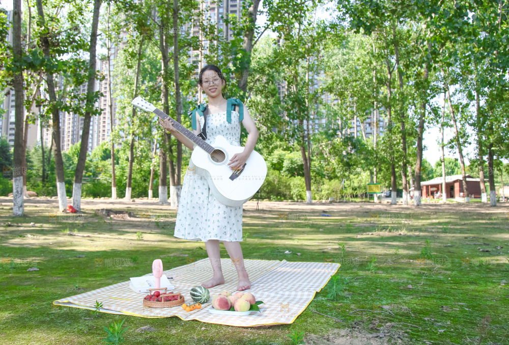 女孩手里拿着吉他