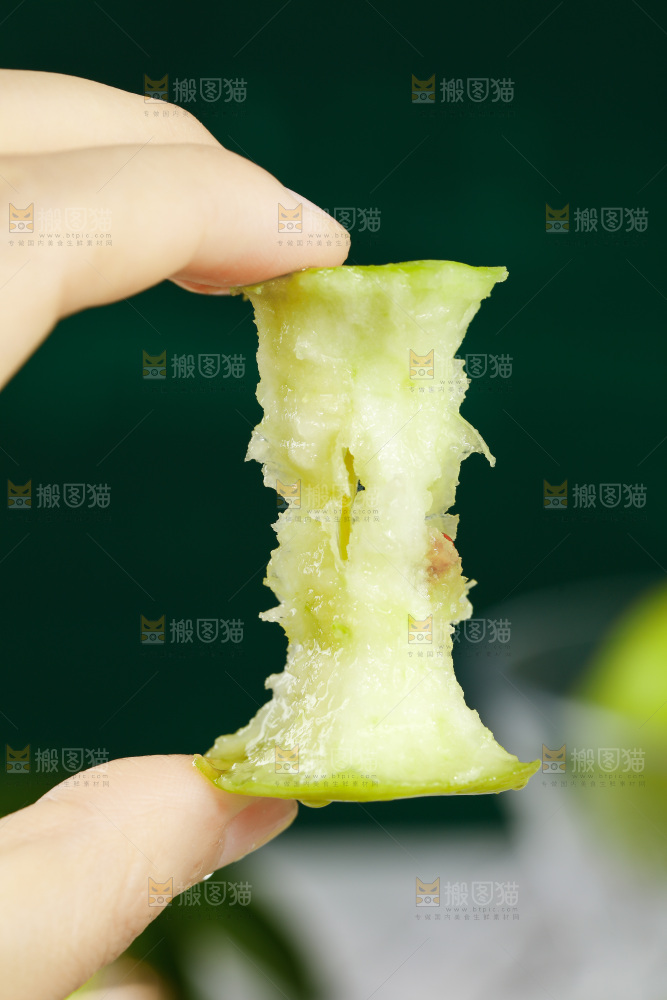 手里拿着脆甜青苹果