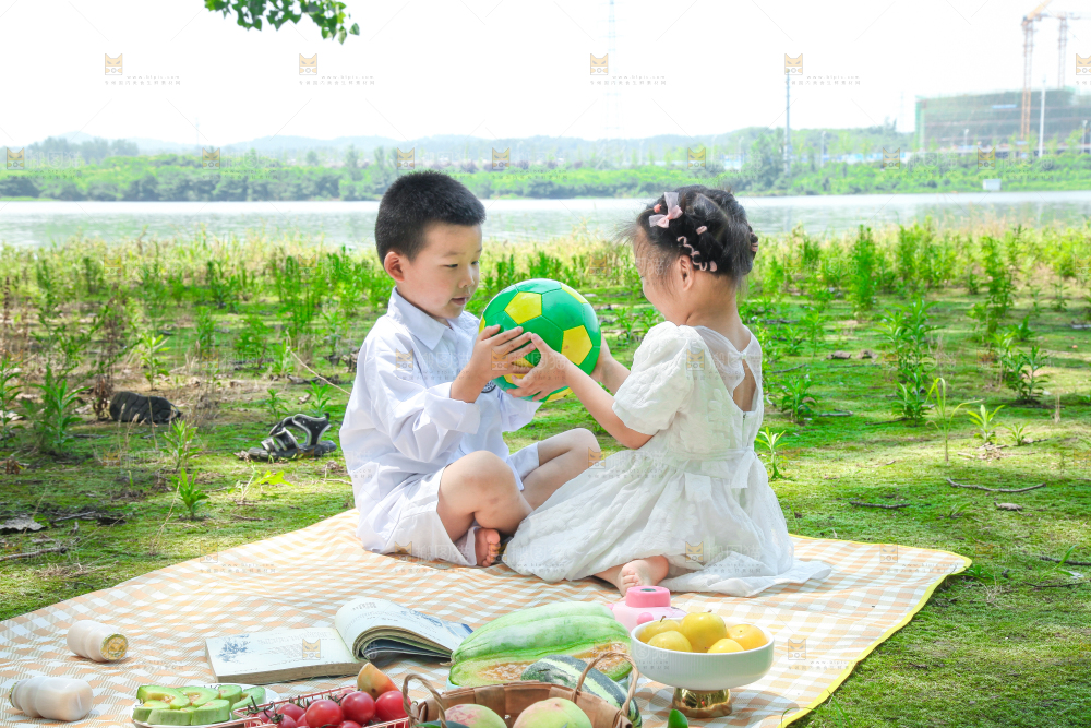 小孩子正在游玩