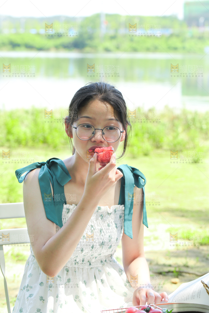 女孩正在吃红肉李子