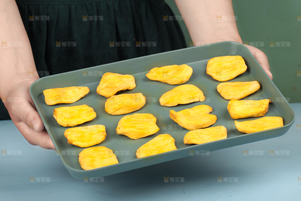盘子里装着菠萝蜜干