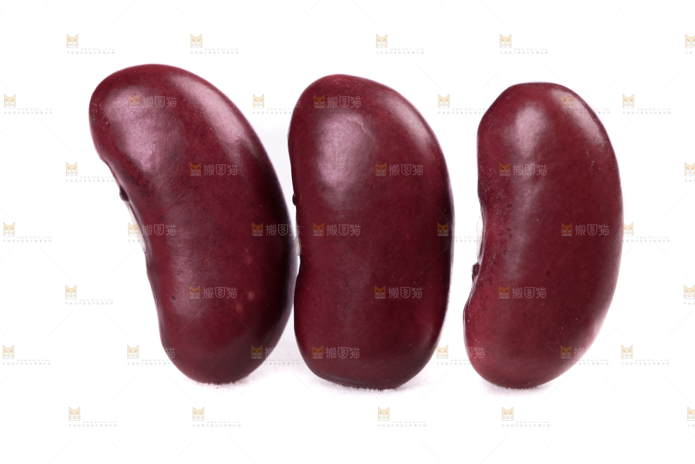 白底上摆放着红腰豆
