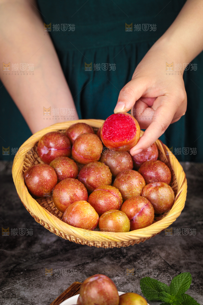手里拿着一篮李子