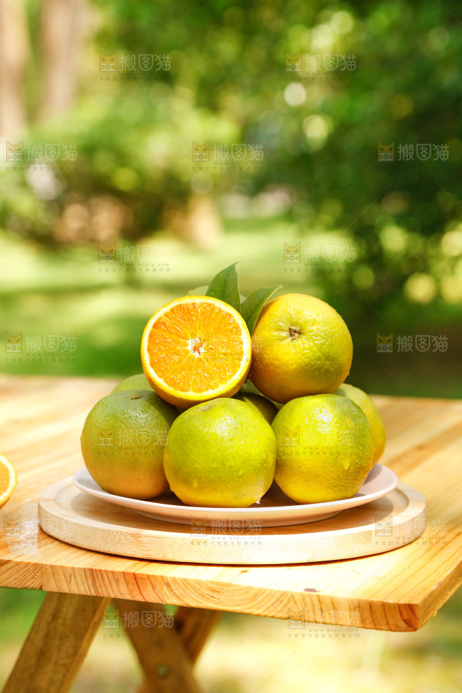 木桌子上摆放着新鲜夏橙