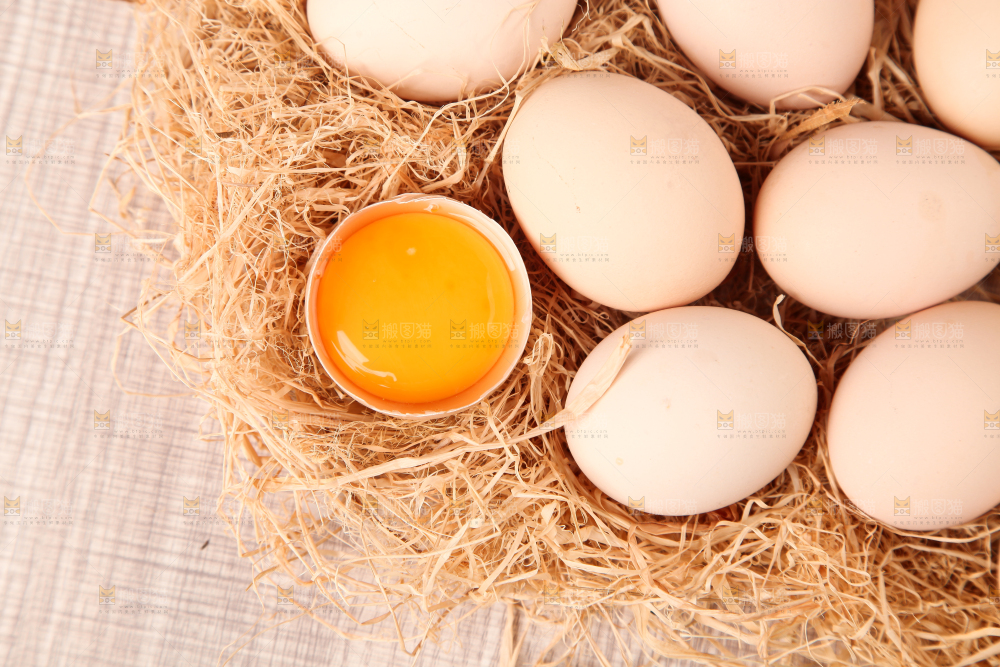 草堆上放着农家鸡蛋