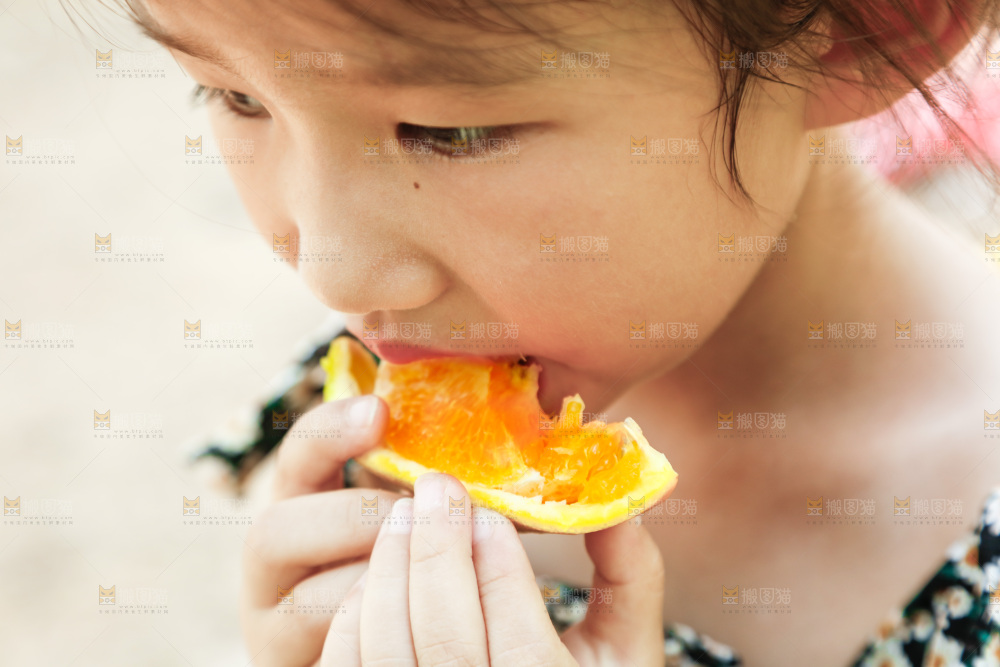 小女孩正在吃橙子