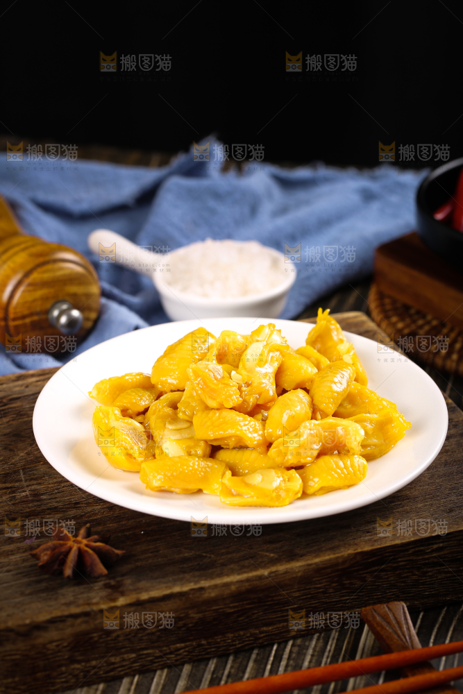 盘子里装着鸡脚筋