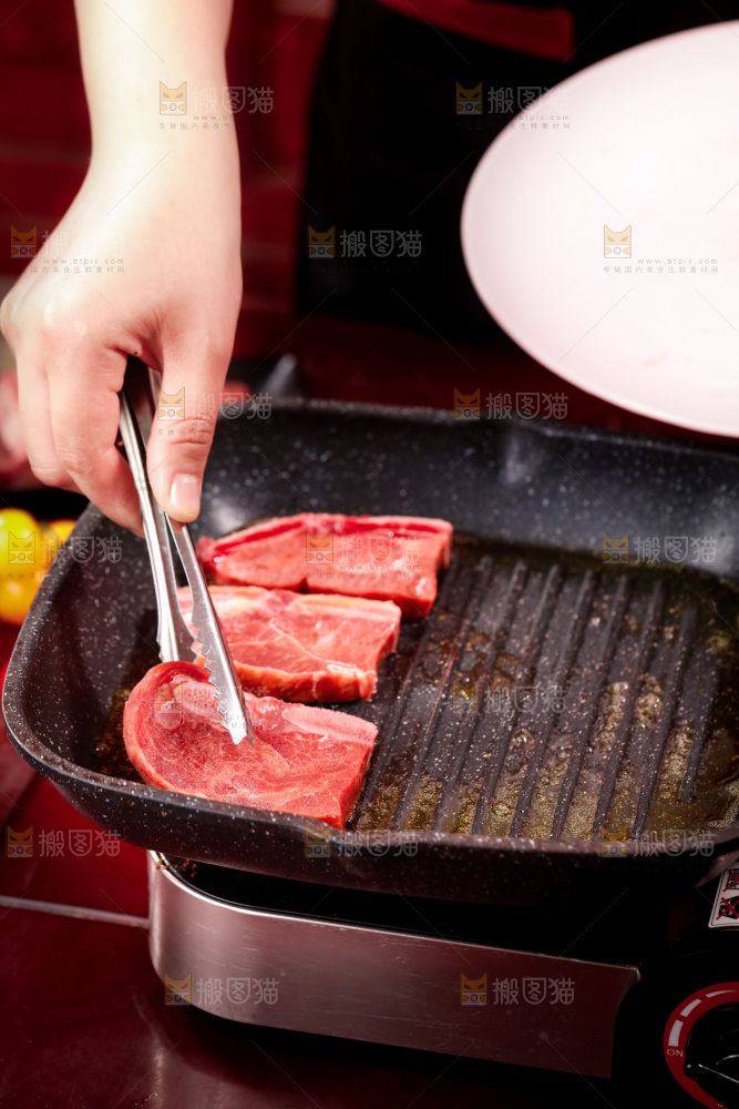 锅里放着正在煎的牛仔骨