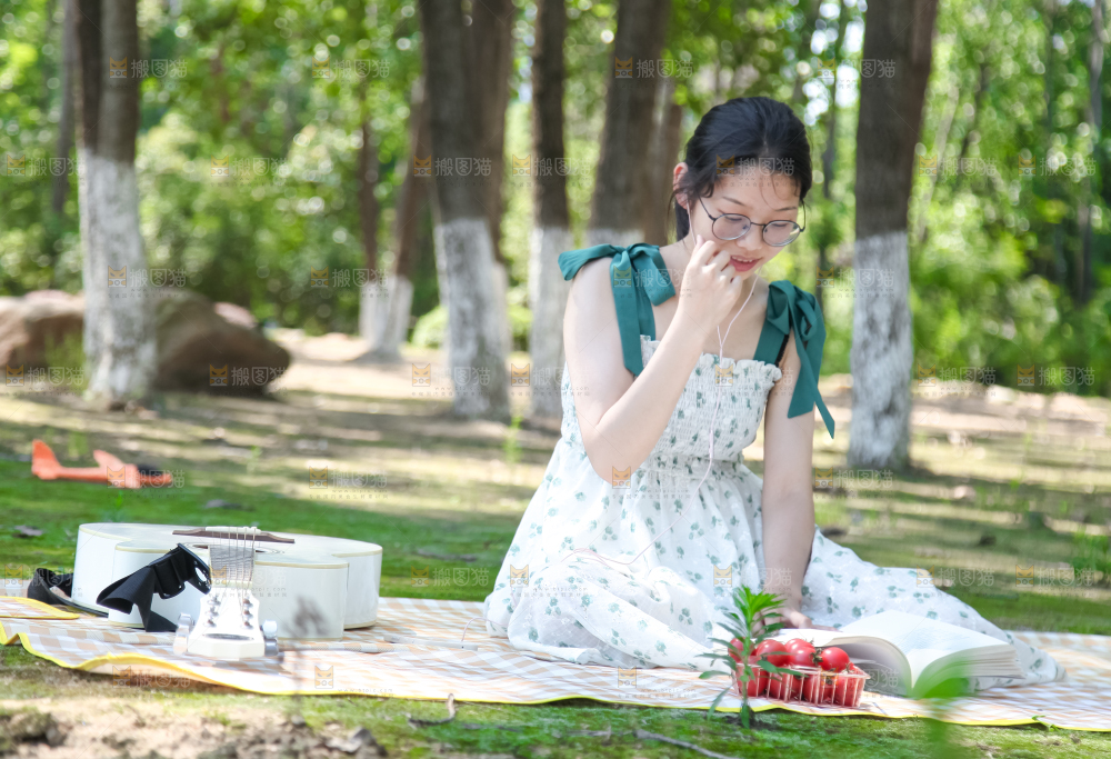 女孩子正在看书