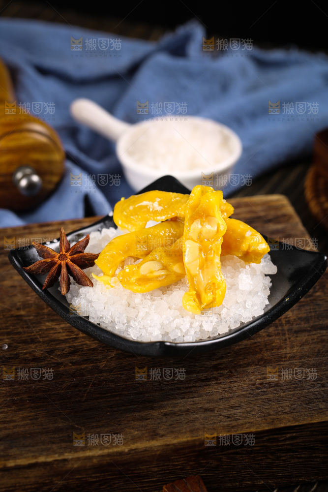 盘子里装着鸡脚筋