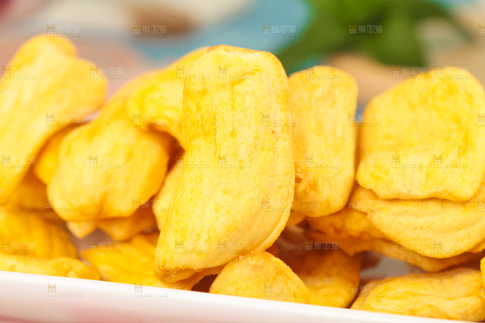 碟子里装着菠萝蜜果干