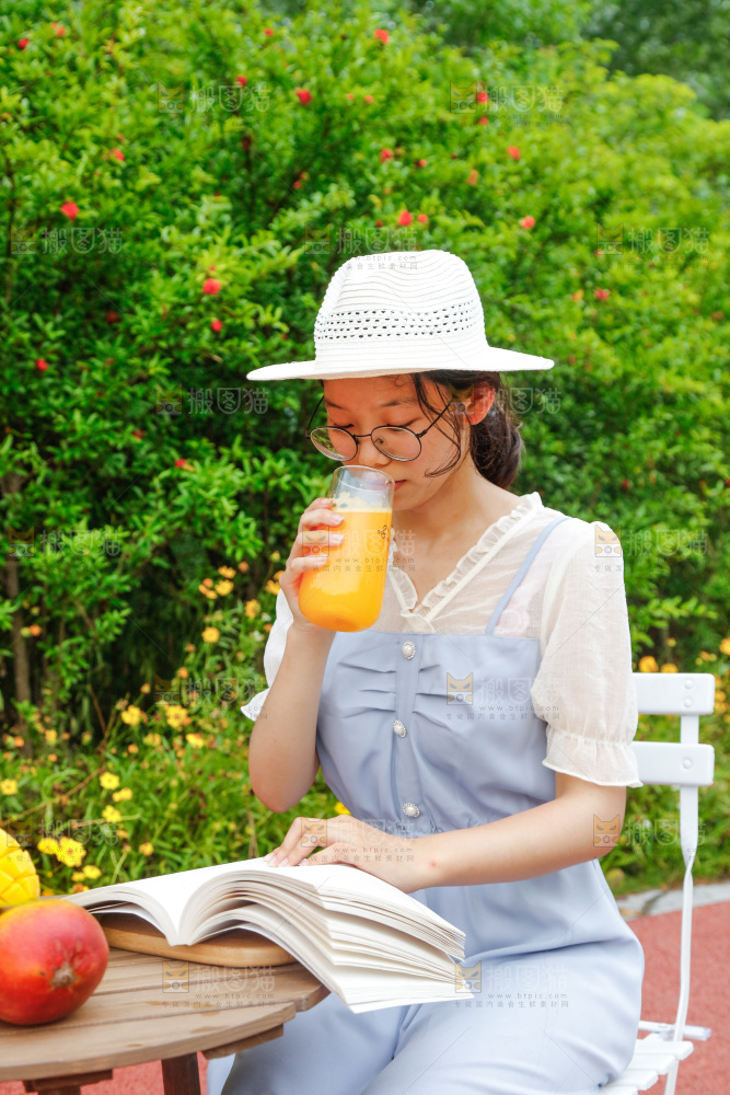 女孩正在看书