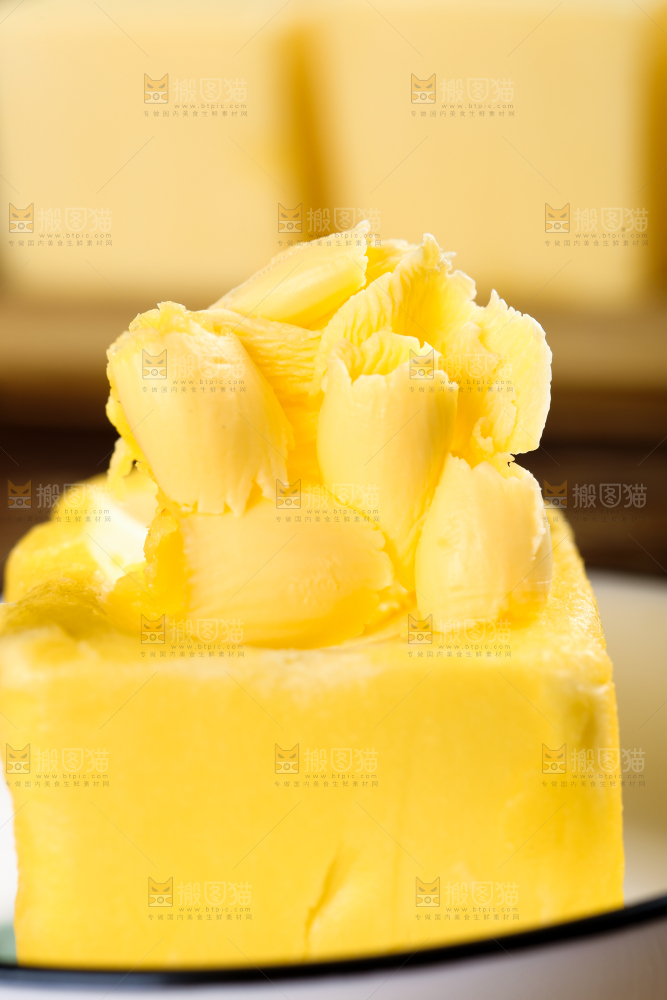 碟子里装着黄油块