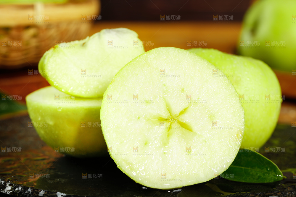 黑底上摆放着陕西青苹果