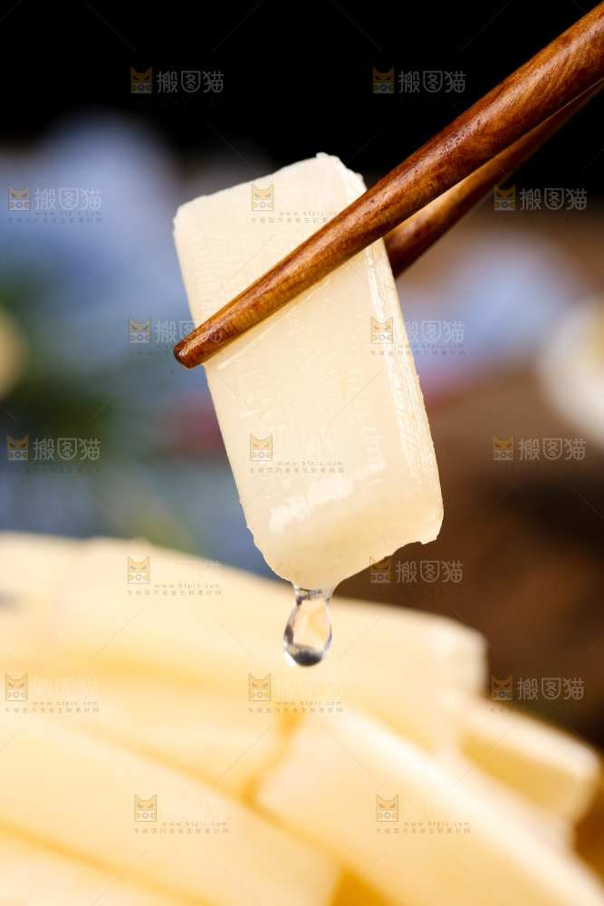 筷子夹着泡藕带