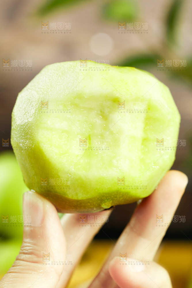 手里拿着苹果