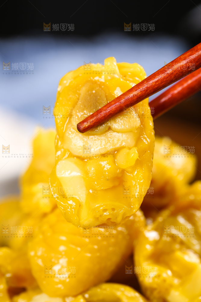 筷子夹着一块鸡脚筋