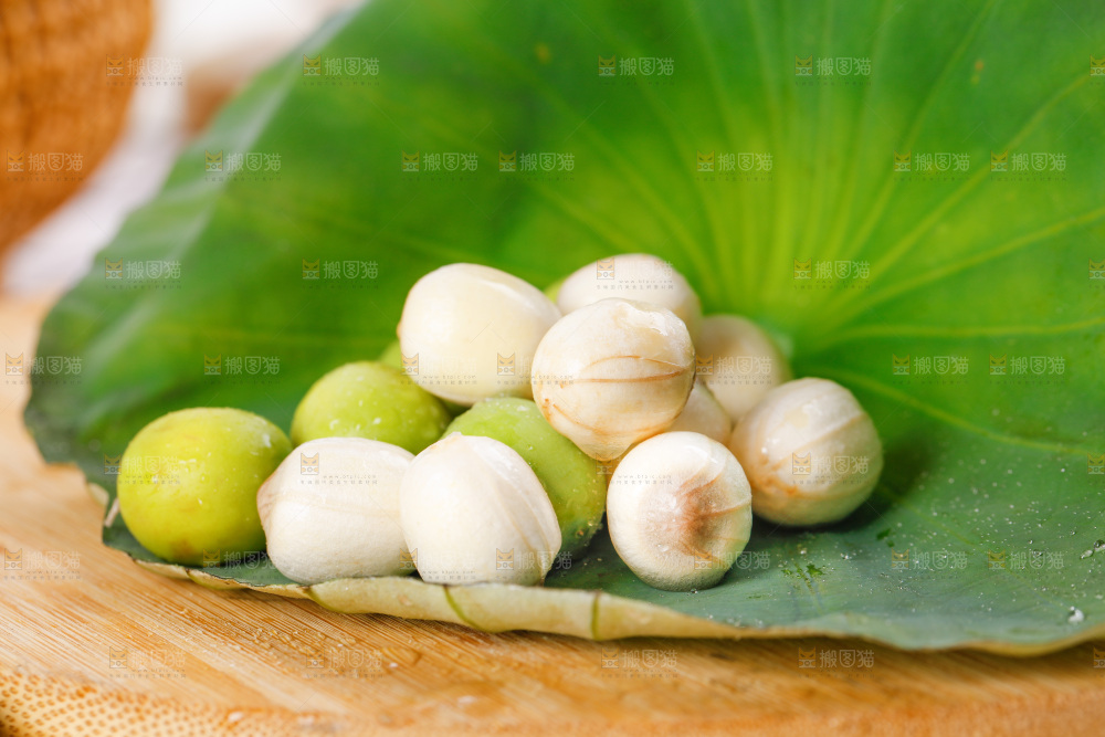 荷叶上放着新鲜莲子