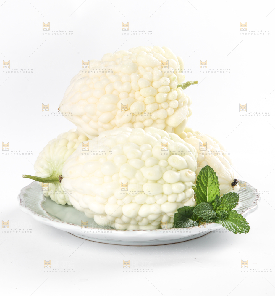 盘子里装着苹果苦瓜