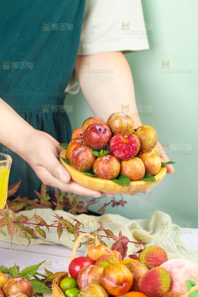 手里端着一碟三华李