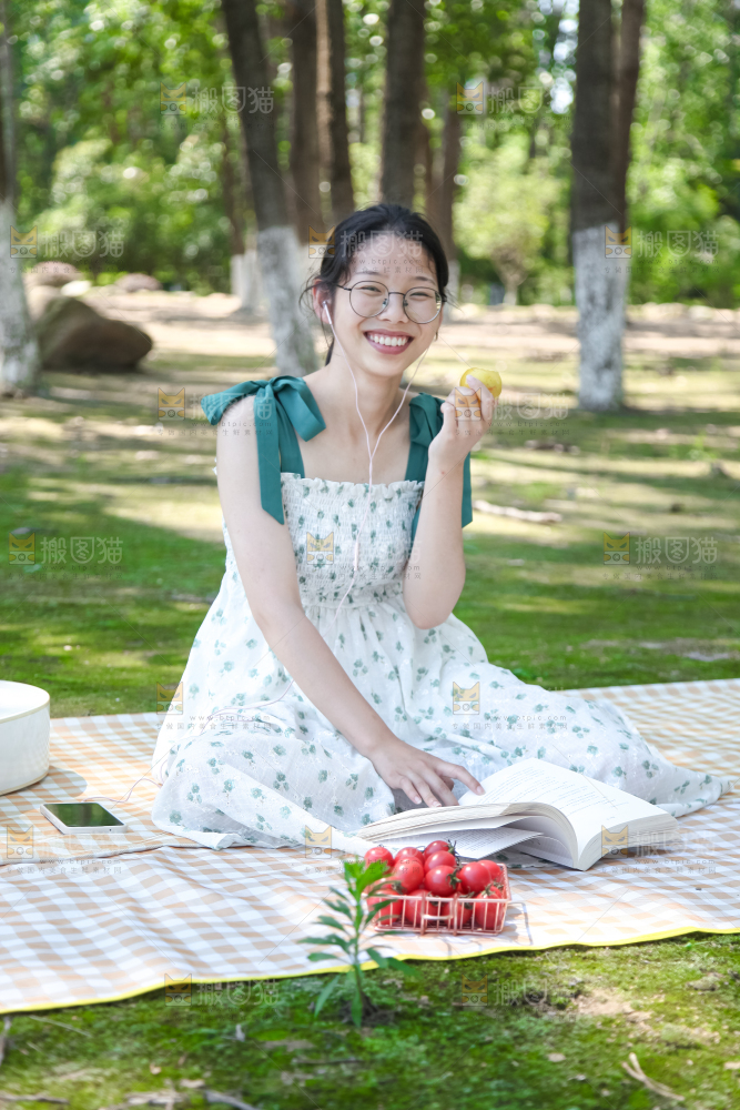 女孩子手里拿着水果