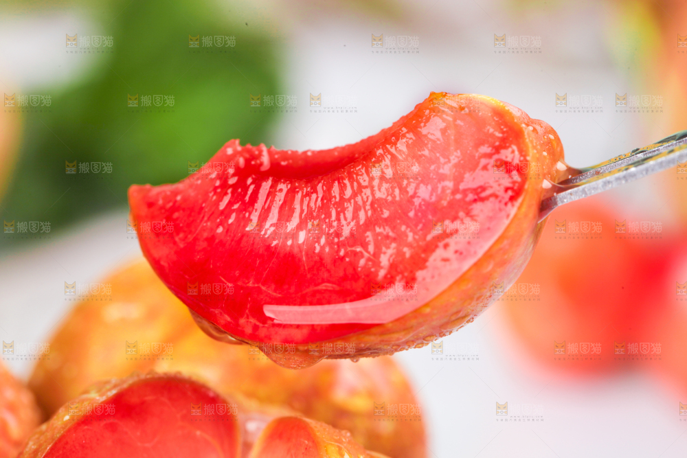 手里拿着红肉李子