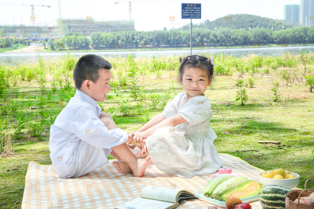 小孩子正在游玩