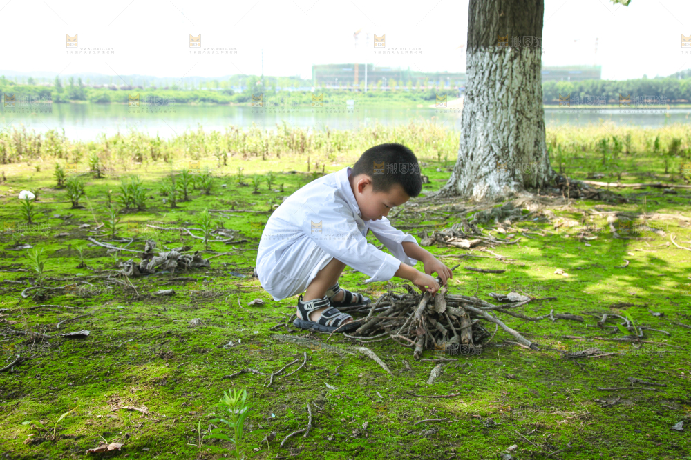 小孩子正在游玩
