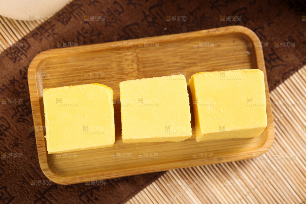 碟子里装着黄油块