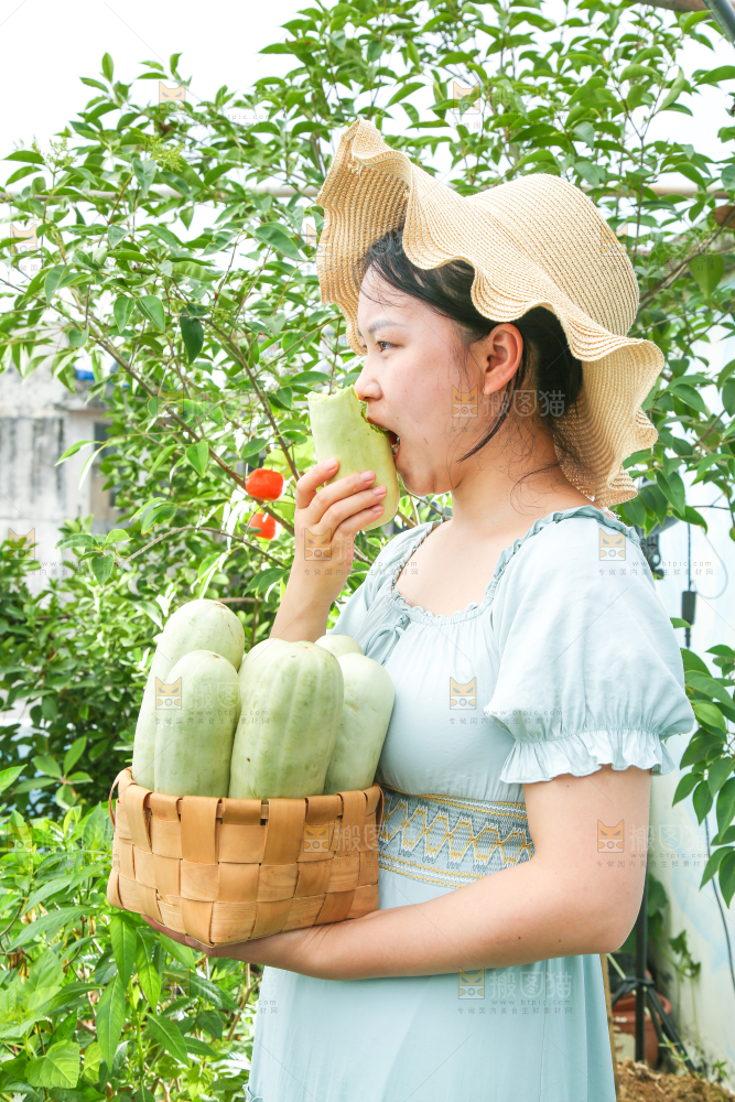 手里拿着一篮羊角蜜