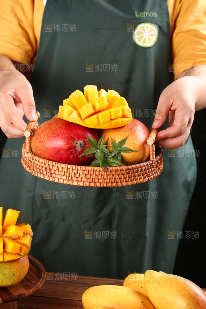 手里提着一篮台湾爱文芒