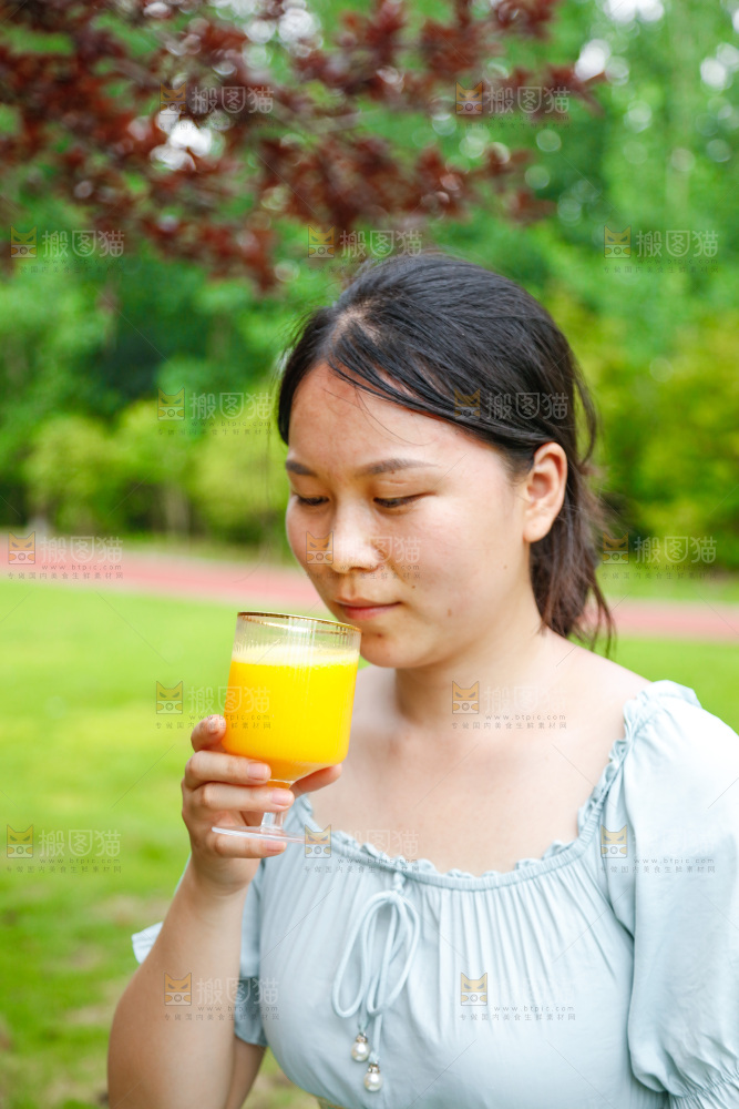 女孩正在喝芒果汁