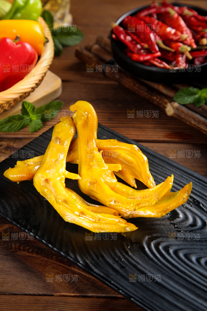黑底上摆放着盐焗鸭掌